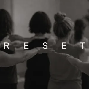 Donna che pratica Kundalini Yoga durante una sessione di 9 minuti